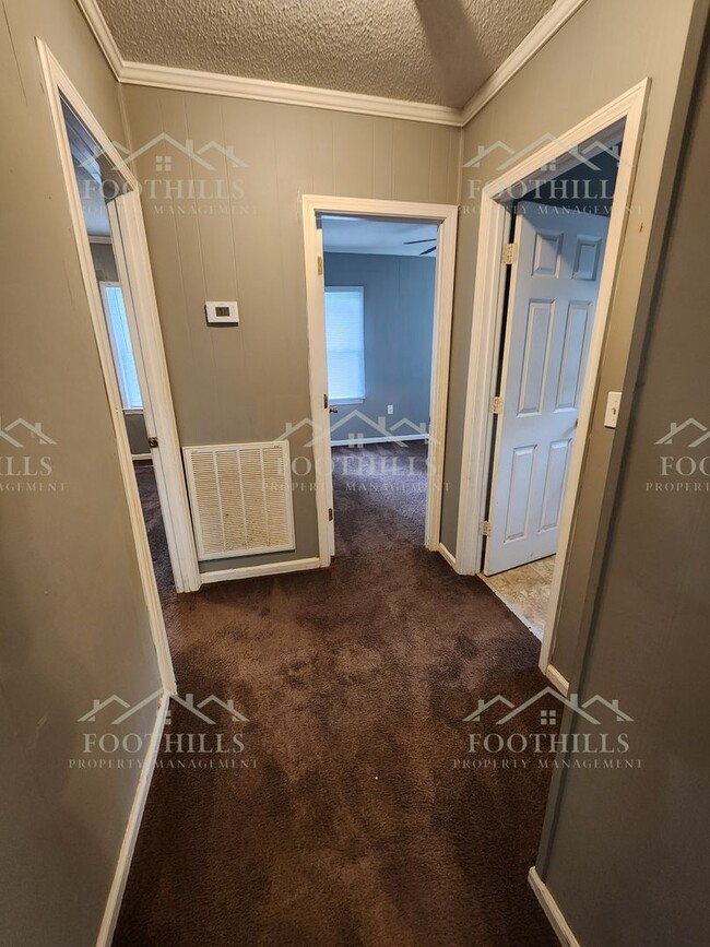 Building Photo - Move-In Ready 3BR Home with New Carpet, Ga...