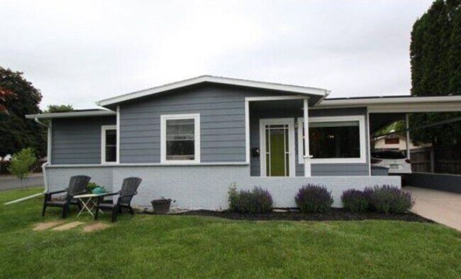 Foto del edificio - Updated 3 Bed Home with Vaulted Ceilings, Solar Panels & Large Corner Lot- $200 Lease Sign On Bonus!