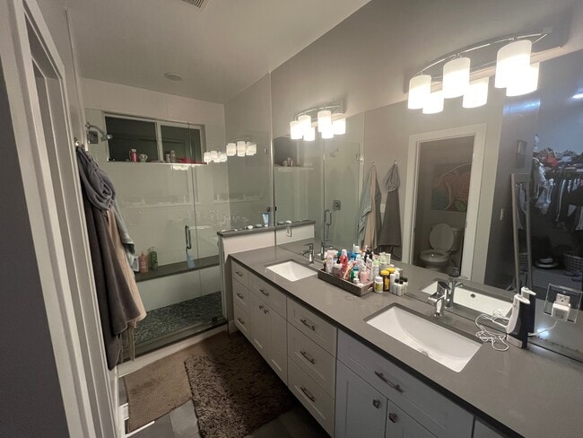 primary bath - 3326 S Washington St