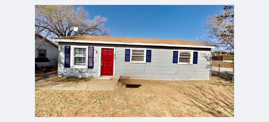 Foto principal - 2415 E 10th St