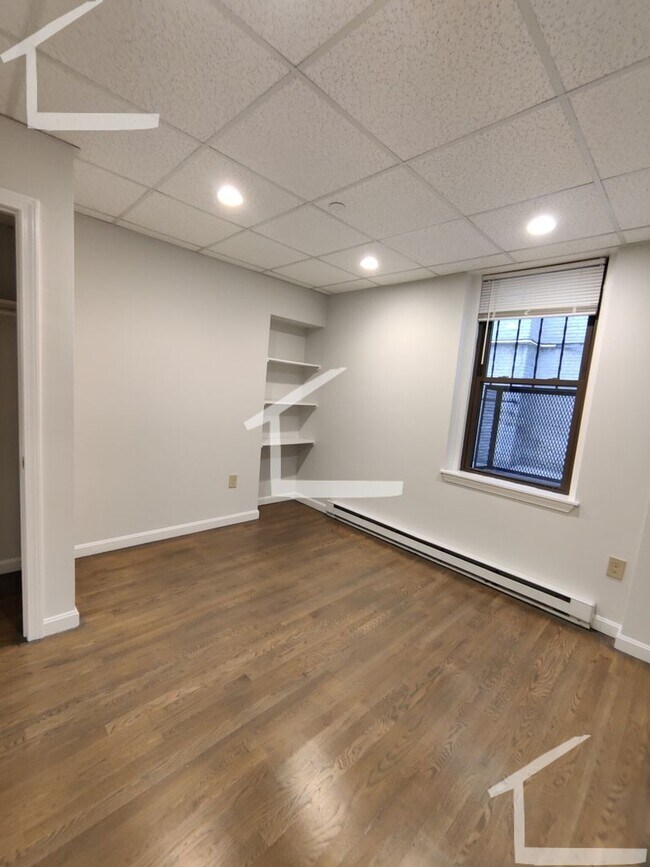Building Photo - Avl NOW - Fully renovated garden level/ground floor 2BR