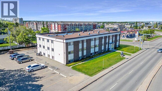 Photo du bâtiment - 9515-9100 100 Ave.