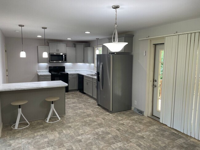 Building Photo - 162 E Regent Drive -Showings Start 7/27