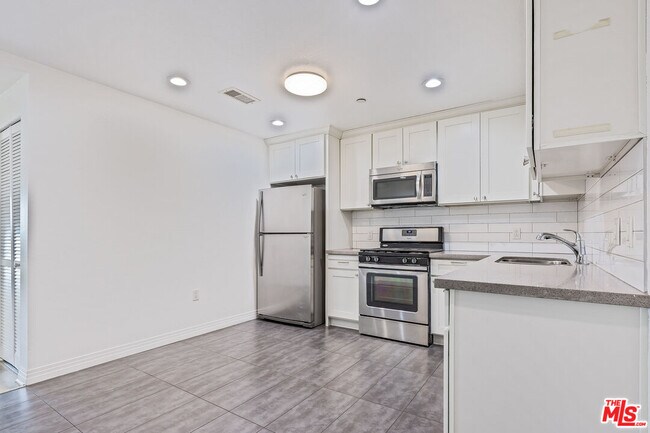 Foto del edificio - 1061 S Oxford Ave