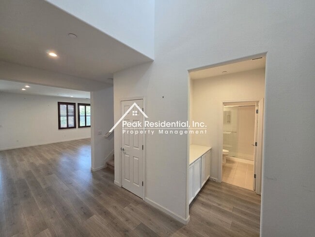 Building Photo - Spacious 4bd/3ba Woodland Home!