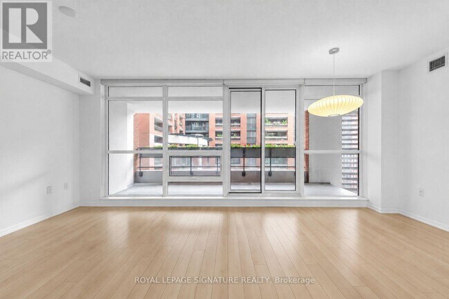 Photo du bâtiment - 830 Lawrence Ave W