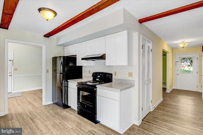 Building Photo - 340 Sun Park Ln