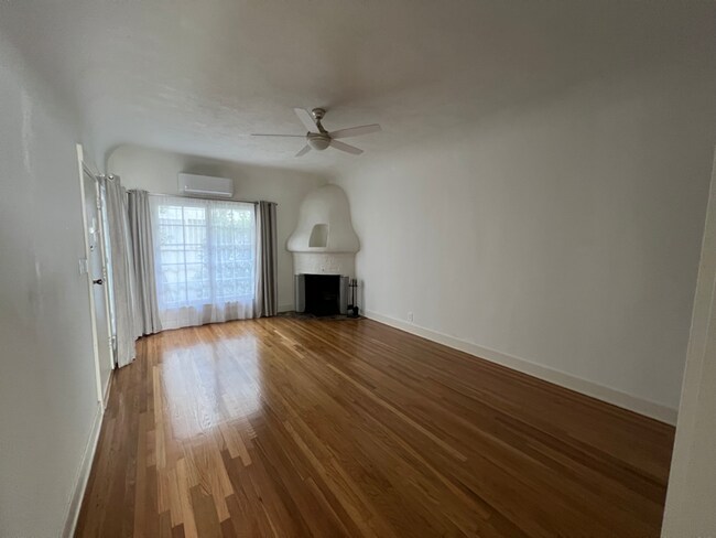 Foto del edificio - 4413 Ambrose Ave