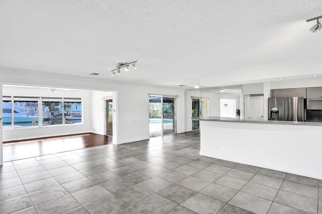 Building Photo - 2632 SE 10th Ct