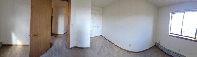 Foto del edificio - 5 bedroom 2 Bathroom 4 level townhome