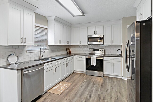 Building Photo - 6900 Great Oaks Dr