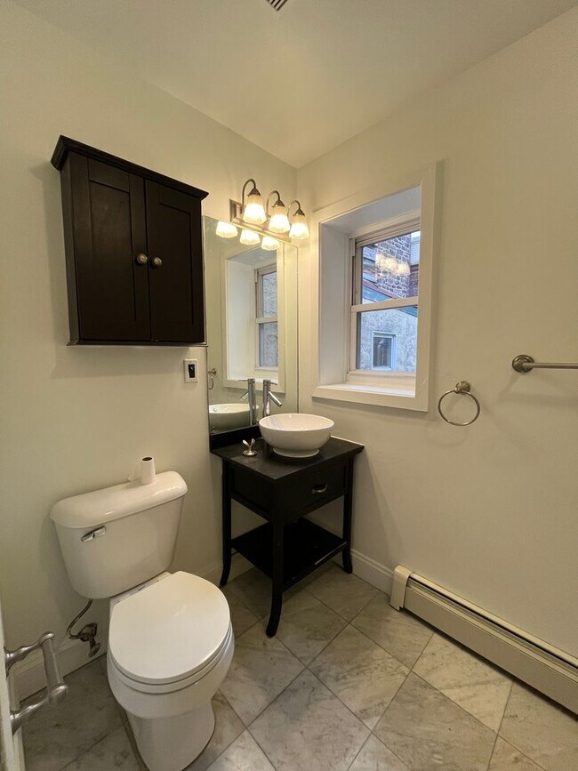 Foto del edificio - Bright Studio Condo in Graduate Hospital!