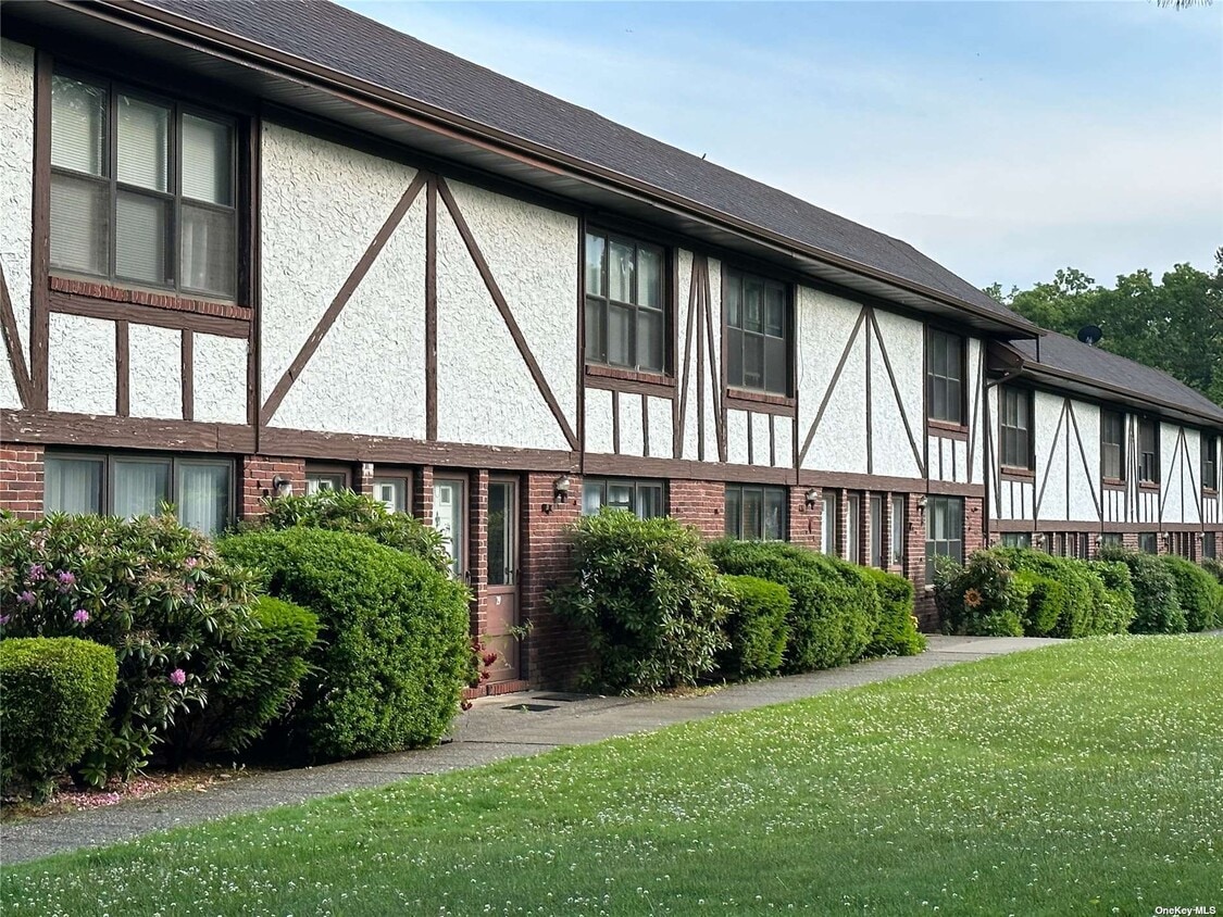 26 Bailey Ct, Middle Island, NY 11953 Room for Rent in Middle Island