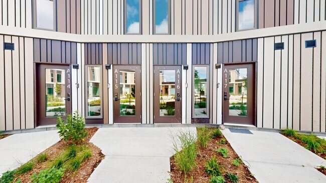 Photo du bâtiment - LUXURIOUS 2BD-2BATHROOM CONDO TOWNHOME AT EVE PARK