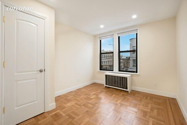 Foto del edificio - 768 Van Nest Ave