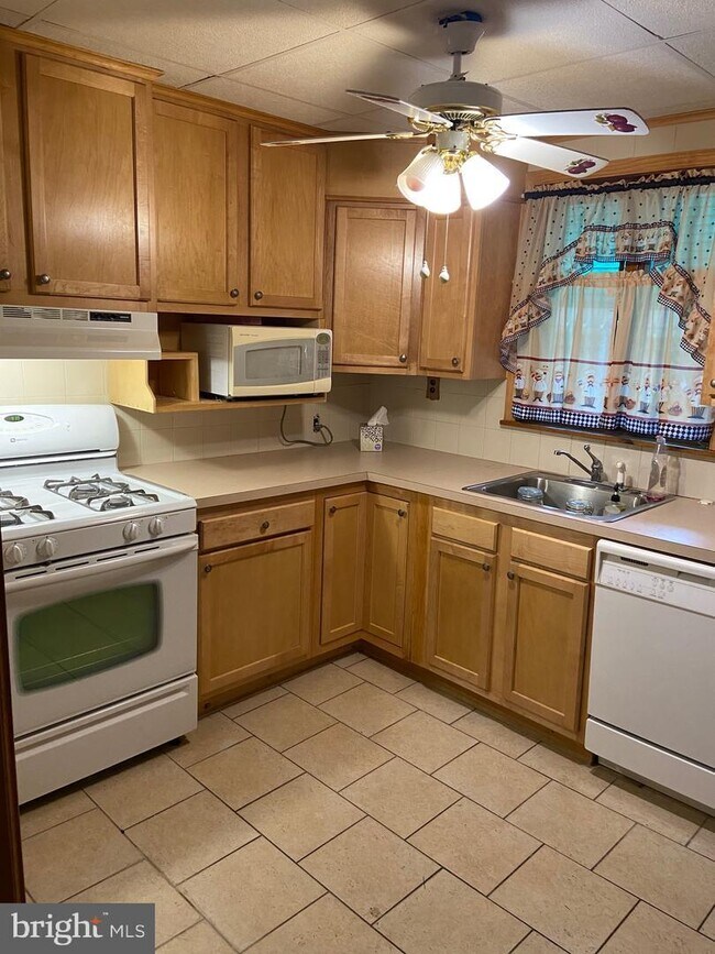 Kitchen - 2645 E Auburn St