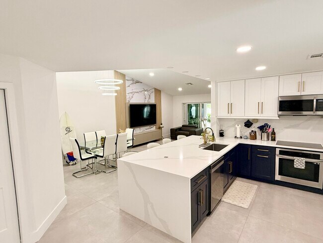 Building Photo - 4929 W Lakes Dr