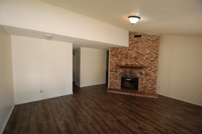 Building Photo - 408 Central Park Dr