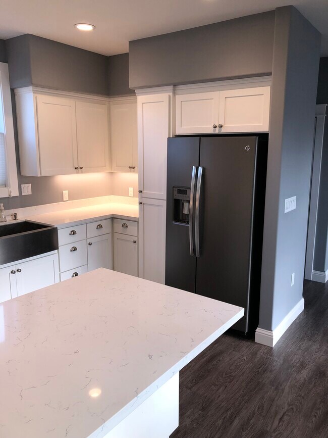 White bright kitchen - 1585 Cali Ln