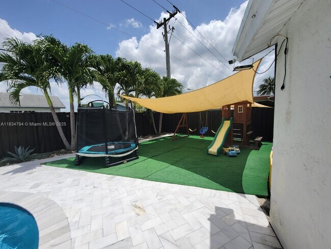 Foto del edificio - 12041 NW 34th Pl