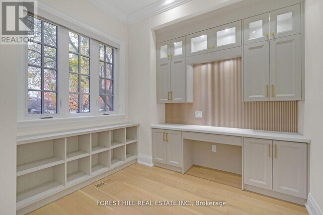 Photo du bâtiment - 132 Lothian Ave