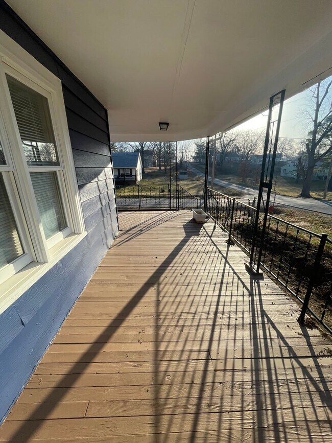 Foto del edificio - 3BR/2BA Home with Detached Garage & Large Yard