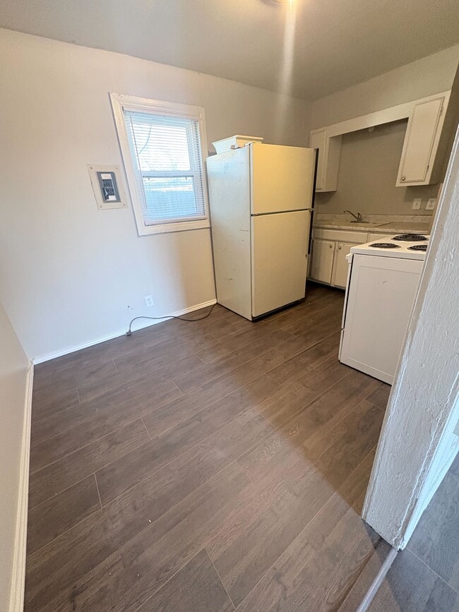 Building Photo - 312-14 N Hedgecoke St