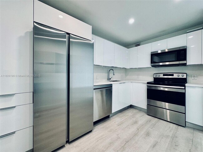 Building Photo - 100 Bayview Dr