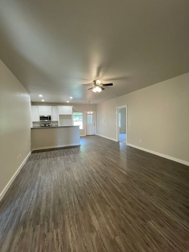 Building Photo - Cozy 3 bed, 2 bath close to Choctaw Casino