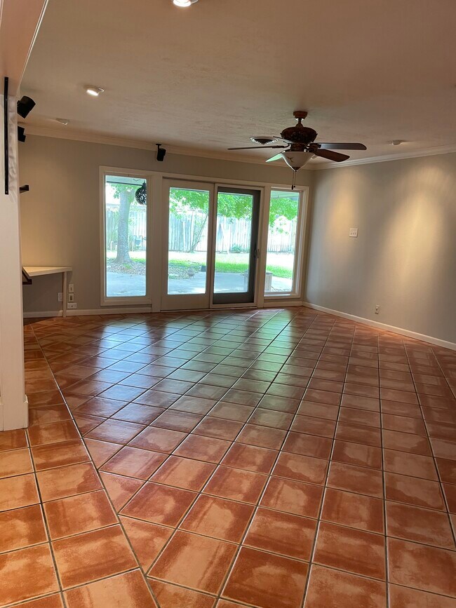 Building Photo - 513 Monette Dr