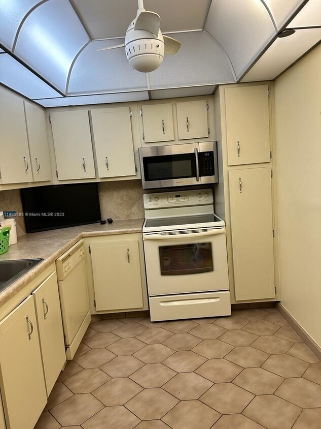 Building Photo - 900 Saint Charles Pl