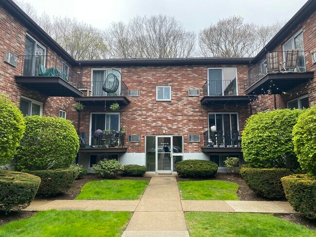 Exterior Courtyard - 37 Westgate Rd