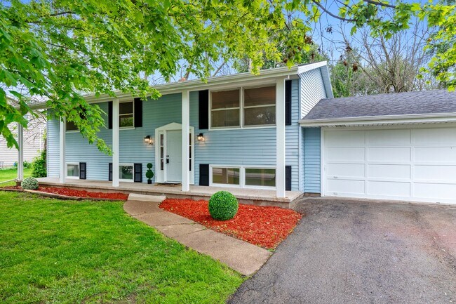 Building Photo - Spacious 5-Bedroom Home with 2 Full Baths ...