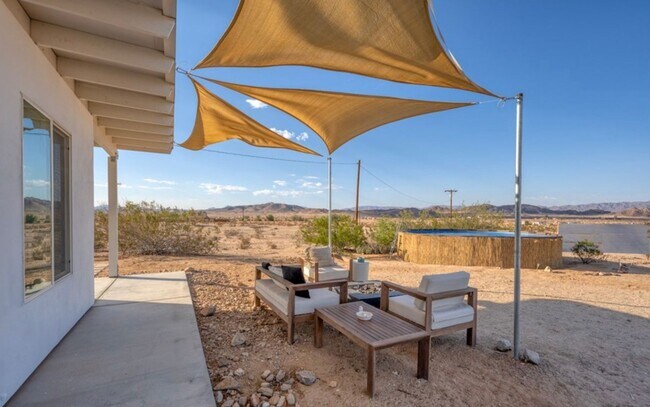Foto del edificio - Desert Oasis Home on 5 Acres with Spa & EV - Price includes move in special