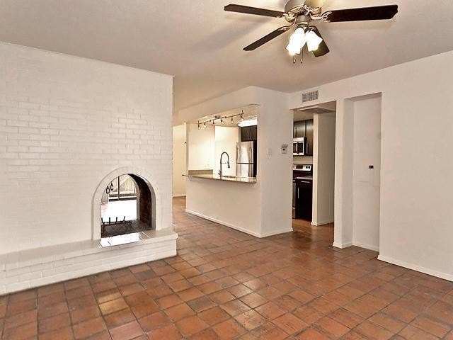 Foto del edificio - 5909 Birchbrook Dr