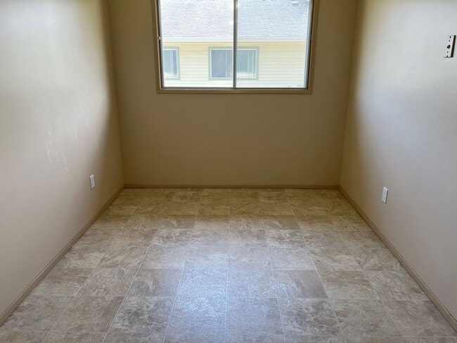 Building Photo - 3 Bed 1 Bath Unit in Red Deer, AB
