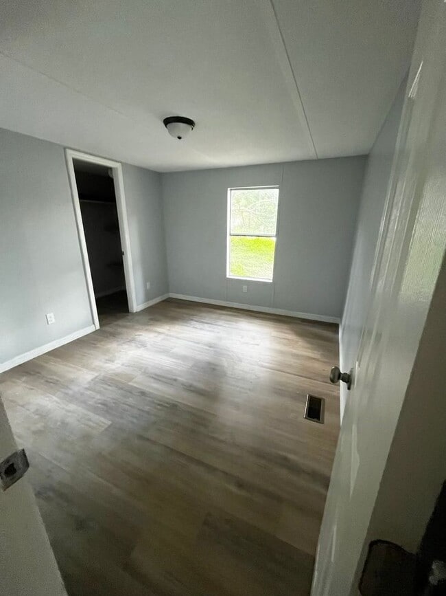 Building Photo - SPACIOUS 3BR/2BA Bushnell Home NO APPLICATION FEE!