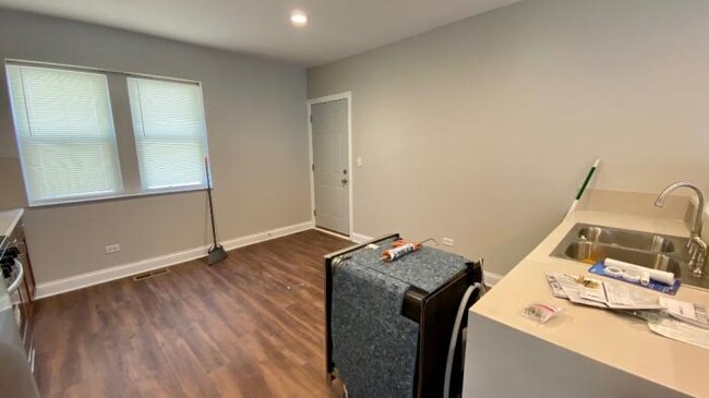 Building Photo - 2 bedroom in CHICAGO IL 60636
