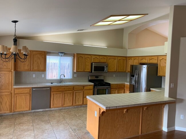 Building Photo - Large 4 bedroom in Nice Rosedale area