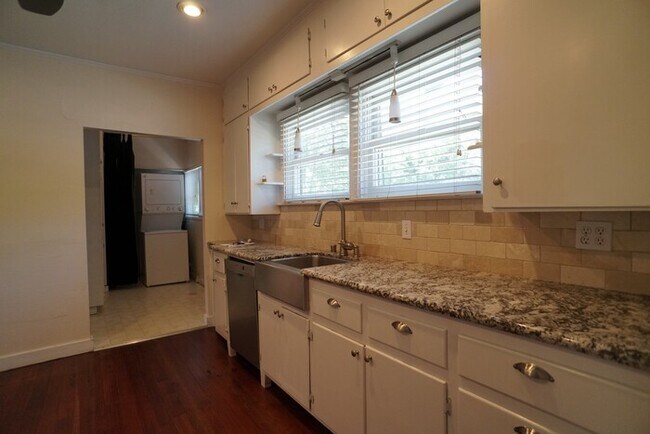 Foto del edificio - Rare 3 bedroom, 2 full bathrooms in the de...