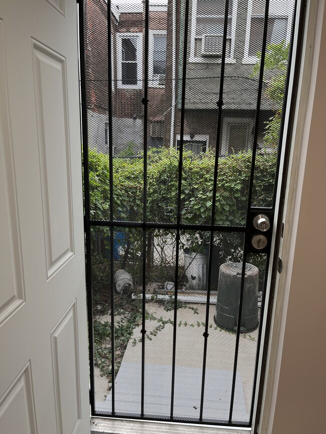 Patio interior - 1312 W Somerset St