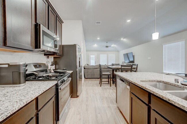 Foto del edificio - 459 Jewett Meadow Dr