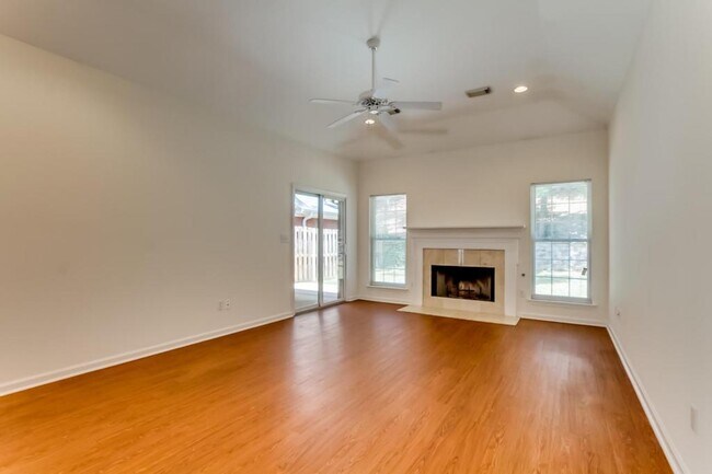 Foto del edificio - 2142 Fox Ridge Rd