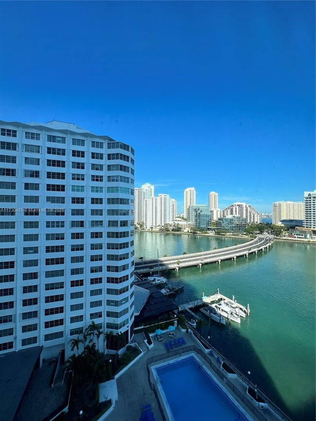 Foto del edificio - 905 Brickell Bay Dr