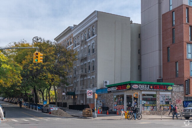 Building Photo - Madeline House