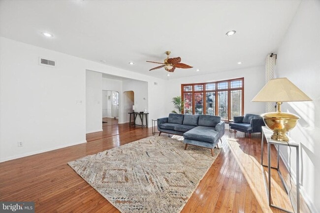 Foto del edificio - 7033 Sherwood Rd