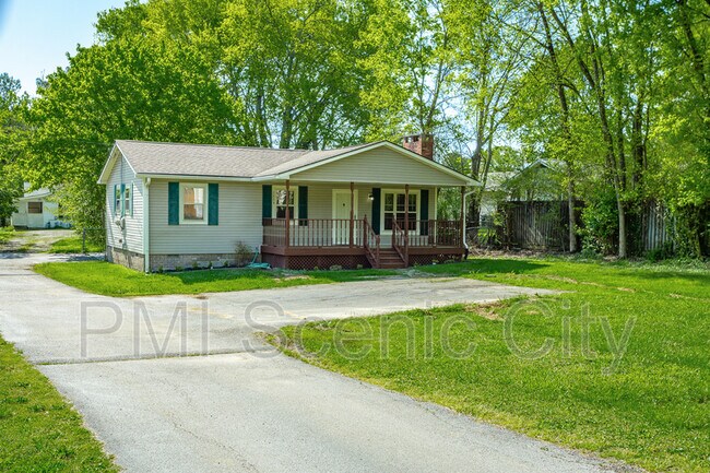 Foto del edificio - 1334 Greens Lake Rd