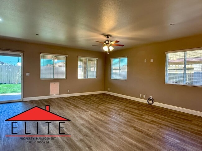 Foto del edificio - AVAILABLE NOW!!