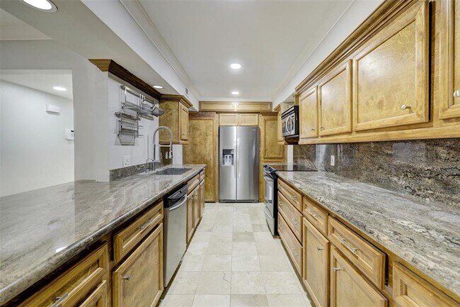 Building Photo - 359 N Post Oak Ln