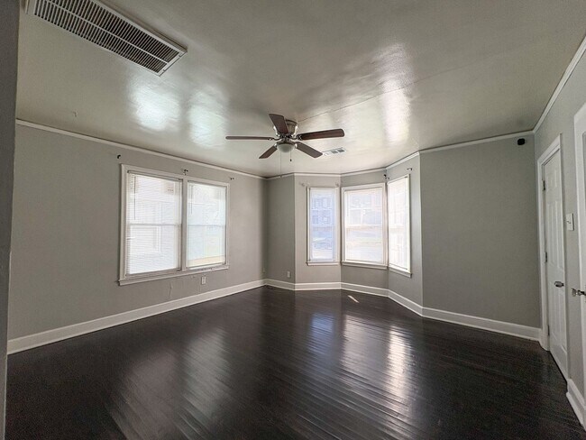 Foto del edificio - 2390 Forest Ave